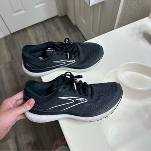 BROOKS athletic shoes